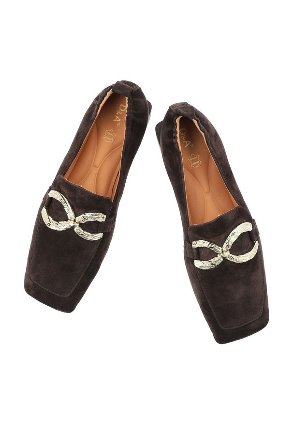 Półbuty damskie S.Barski, cholewka skóra naturalna wsuwany fason metalowa ozdoba na przodzie niski obcas kwadratowy nosek klasyczna linia minimalisty. Kolor: brązowy. Materiał: skóra. Szerokość cholewki: normalna. Wzór: aplikacja. Obcas: na obcasie. Styl: klasyczny. Wysokość obcasa: niski