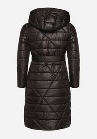 Born2be - Czarna Pikowana Kurtka z Kapturem i Dwustronnym Suwakiem Wiązana w Pasie Tatida. Okazja: na co dzień. Typ kołnierza: kaptur. Kolekcja: plus size. Kolor: czarny. Materiał: jeans. Styl: casual, elegancki, klasyczny #4