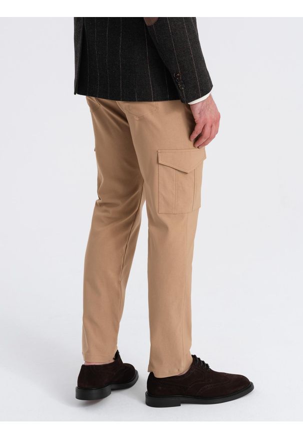 Ombre Clothing - Spodnie męskie materiałowe REGULAR z kieszeniami cargo - jasnobrązowe V4 OM-PACG-0178 - XXL. Kolor: brązowy. Materiał: materiał