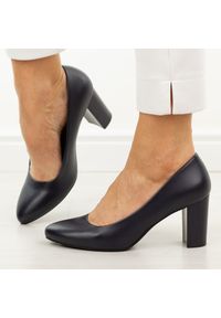 Granatowe czółenka damskie na słupku Sergio Leone Pb131. Okazja: na wesele, na imprezę, na co dzień, na ślub cywilny. Kolor: niebieski. Materiał: skóra. Obcas: na słupku. Styl: casual, klasyczny, elegancki #1