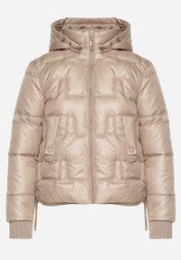 Born2be - Ciemnobeżowa Pikowana Kurtka z Odpinanym Kapturem Wydłużonym Tyłem i Ściągaczami Zinonia. Okazja: na co dzień. Kolor: beżowy. Materiał: wełna, skóra, jeans. Sezon: zima, jesień. Styl: casual, elegancki #7