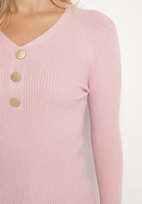 Born2be - Jasnoróżowy Sweter z Bawełną z Prążkowanego Materiału Ozdobiony Guzikami Zinfera. Kolor: różowy. Materiał: bawełna, materiał, prążkowany. Wzór: aplikacja. Sezon: zima #4