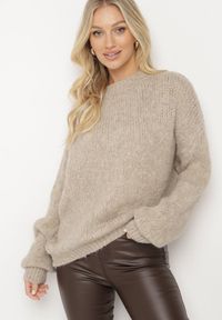 Born2be - Beżowy Sweter o Klasycznym Prostym Kroju z Domieszką Wełny i Wiskozy Sezisya. Okazja: na co dzień. Kolor: beżowy. Materiał: wiskoza, wełna. Długość rękawa: długi rękaw. Długość: długie. Wzór: aplikacja. Sezon: jesień, zima. Styl: klasyczny