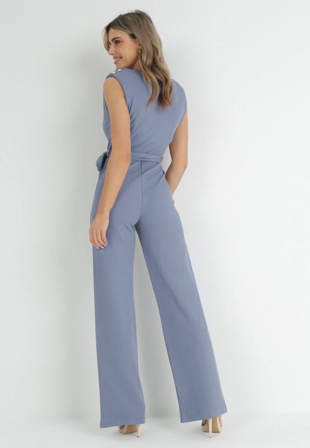 Born2be - Jasnoniebieski Kombinezon z Kopertowym Dekoltem i Wiązaniem w Talii Vannessa. Kolekcja: dla wysokich. Kolor: niebieski. Materiał: prążkowany, materiał. Długość: długie