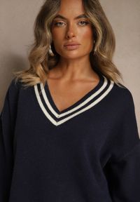 Renee - Granatowy Sweter Preppy z Dodatkiem Kaszmiru Lincire. Typ kołnierza: dekolt w serek. Kolor: niebieski. Materiał: kaszmir. Wzór: aplikacja. Styl: elegancki #4