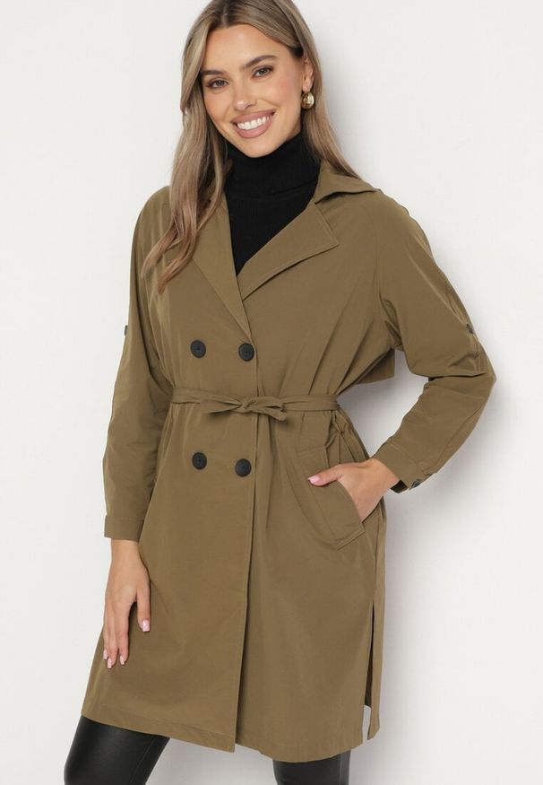 Born2be - Ciemnozielony Dwurzędowy Płaszcz z Bawełną i Regulowanymi Rękawami Ściągany z Tyłu Paskiem Mevalina. Okazja: do pracy. Kolor: zielony. Materiał: bawełna. Styl: elegancki, klasyczny