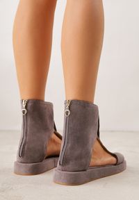 Renee - Szare Sandały Typu Botki Ozdobione Metaliczną Klamrą z Przodu Adrasaia. Zapięcie: klamry. Kolor: szary. Wzór: aplikacja. Sezon: lato #7