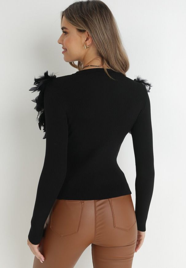 Born2be - Czarny Sweter z Piórami i Koralikami Feco. Kolor: czarny. Materiał: prążkowany, dzianina