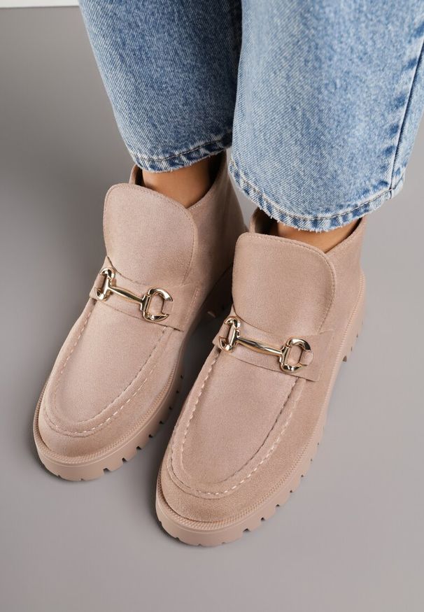 Renee - Ciemnobeżowe Botki w Stylu Loafersów Zdobione Metaliczną Aplikacją Aqianey. Kolor: beżowy. Materiał: jeans. Wzór: aplikacja. Styl: klasyczny