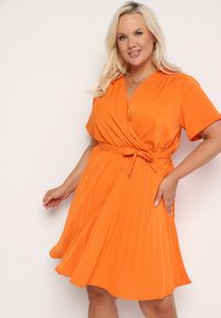 Born2be - Pomarańczowa Sukienka z Kopertowym Dekoltem Wiązanym Paskiem i Gumką w Pasie Vung. Kolor: pomarańczowy. Materiał: materiał. Typ sukienki: kopertowe. Długość: mini #1
