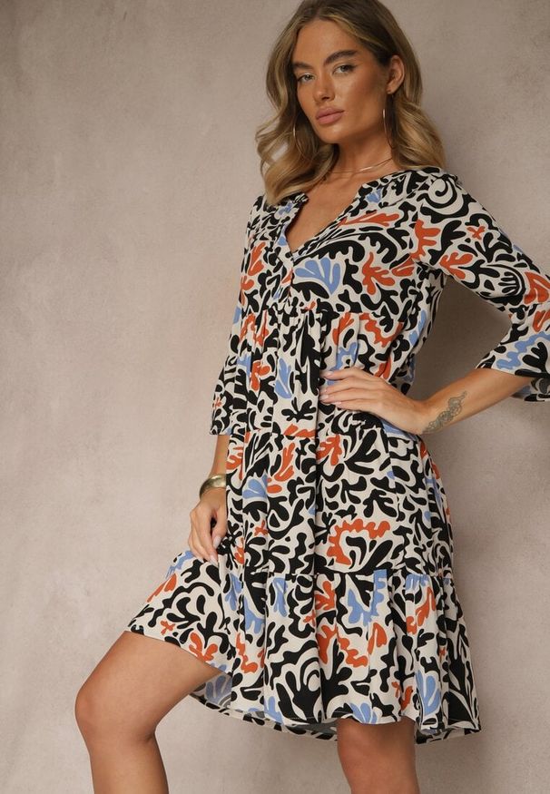 Renee - Czarno-Beżowa Sukienka z Wiskozy o Rozkloszowanym Kroju w Abstrakcyjny Wzór Lirese. Okazja: na co dzień. Kolor: czarny. Materiał: wiskoza. Styl: elegancki, casual