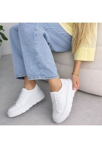 Białe skórzane półbuty damskie na platformie Jezzi 8181. Okazja: na co dzień. Zapięcie: sznurówki. Kolor: biały. Materiał: skóra. Szerokość cholewki: normalna. Sezon: wiosna, jesień, lato. Obcas: na platformie. Styl: casual, klasyczny, sportowy #1