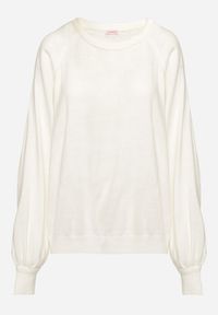 Born2be - Jasnobeżowy Sweter o Kroju Oversize z Szerokimi Ściągaczami Nittia. Okazja: do pracy. Kolor: beżowy. Styl: elegancki