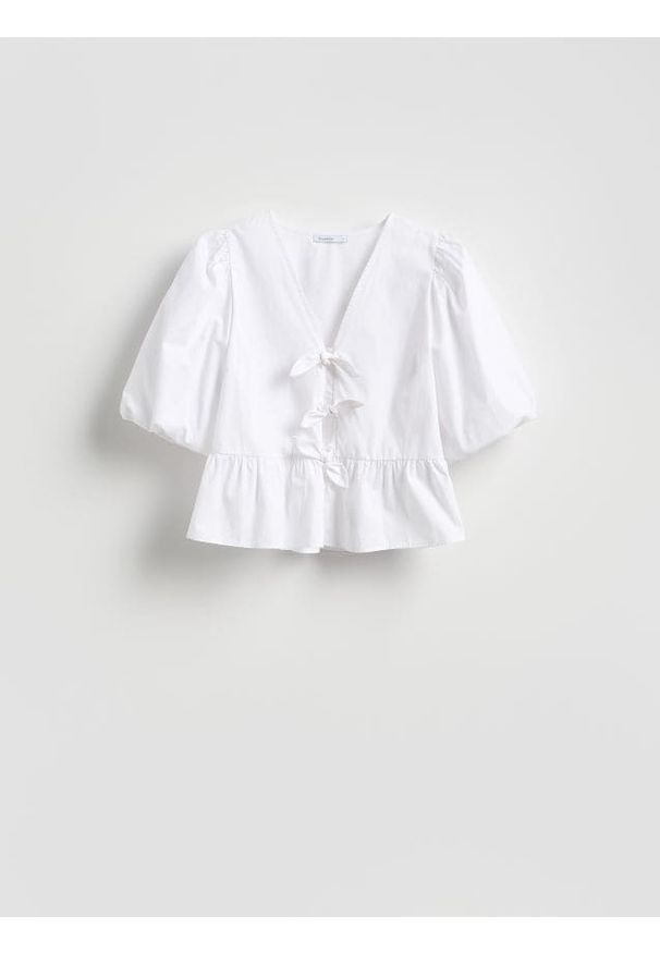 Reserved - Bluzka z ozdobnymi wiązaniami - biały. Kolor: biały. Materiał: bawełna