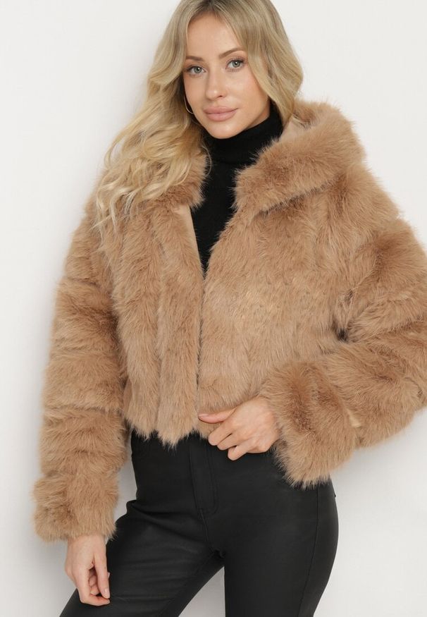 Born2be - Jasnobrązowa Kurtka Futrzana o Krótkim Pikowanym Kroju Hemeriana. Okazja: na co dzień. Kolor: brązowy. Materiał: futro. Długość: krótkie. Sezon: zima, jesień. Styl: klasyczny, casual, elegancki