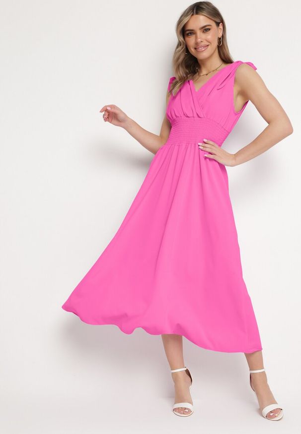 Born2be - Różowa Sukienka z Kopertowym Dekoltem na Cienkich Ramiączkach Rozkloszowana Lantia. Okazja: na ślub cywilny, na co dzień, na wesele. Typ kołnierza: dekolt kopertowy. Kolor: różowy. Materiał: jeans. Długość rękawa: na ramiączkach. Typ sukienki: kopertowe. Styl: casual, sportowy