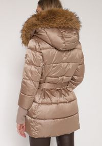 Born2be - Ciemnobeżowa Kurtka z Pikowanymi Przeszyciami Paskiem i Kapturem z Futrem Lidanessa. Okazja: na co dzień. Kolor: beżowy. Materiał: futro. Styl: casual #2