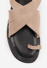 Born2be - Ciemnobeżowe Płaskie Sandały VICES z Imitacji Zamszu z Paskiem na Duży Palec Zepae. Okazja: do pracy, na co dzień. Zapięcie: pasek. Kolor: beżowy. Materiał: zamsz. Sezon: lato. Styl: elegancki, klasyczny, casual #8