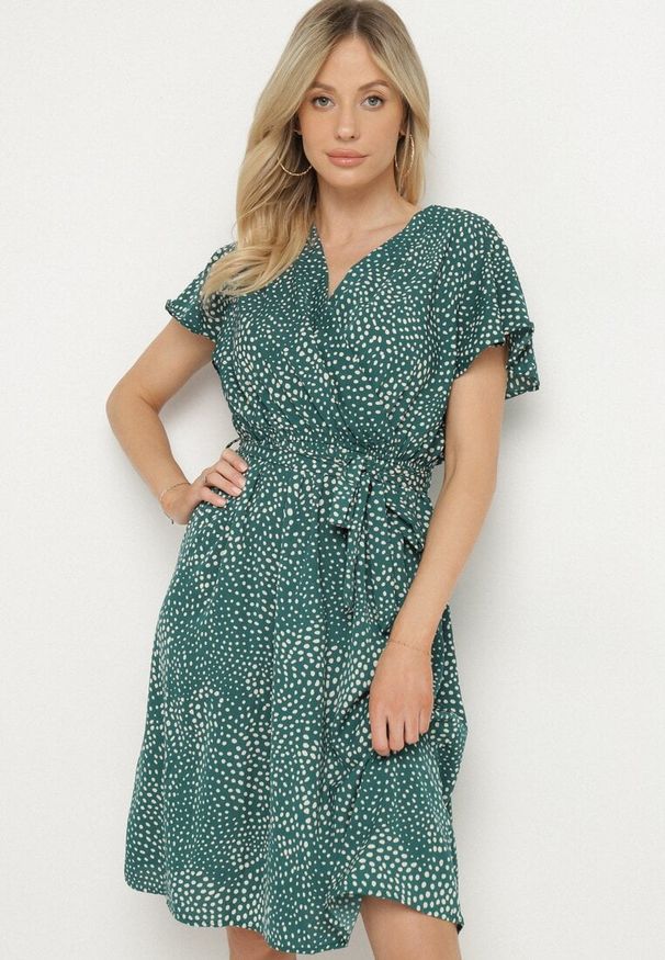 Born2be - Zielona Sukienka Kepherine. Kolor: zielony. Materiał: tkanina, materiał. Wzór: kropki. Typ sukienki: kopertowe. Długość: mini