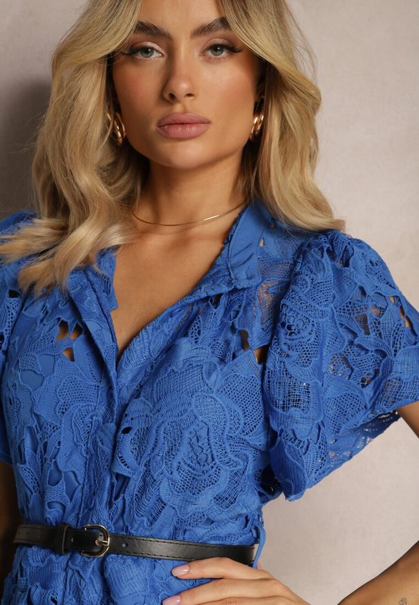 Renee - Niebieska Koszulowa Sukienka Midi z Ażurową Koronką i Paskiem Silira. Kolor: niebieski. Materiał: koronka. Wzór: ażurowy, koronka. Typ sukienki: koszulowe. Długość: midi