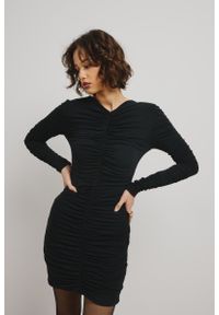 Marsala - Dopasowana sukienka z marszczeniami w kolorze INTENSE BLACK - HENA. Okazja: na randkę. Materiał: wiskoza, elastan, skóra. Długość rękawa: długi rękaw. Styl: elegancki. Długość: mini