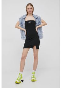 Tommy Jeans sukienka kolor czarny mini dopasowana. Kolor: czarny. Wzór: aplikacja. Typ sukienki: dopasowane. Długość: mini