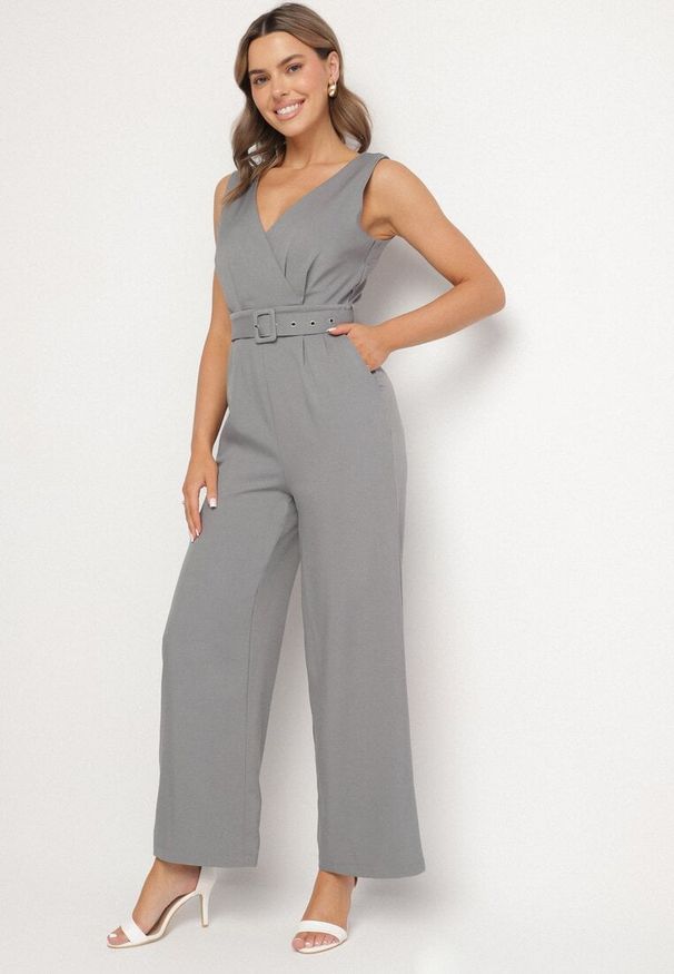Born2be - Szary Kombinezon Taliowany z Kopertowym Dekoltem i Paskiem z Klamrą Ronivae. Okazja: na co dzień. Kolor: szary. Styl: klasyczny, casual, elegancki