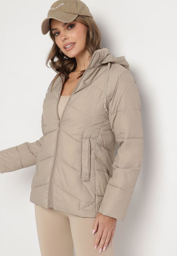 Born2be - Ciemnobeżowa Kurtka z Pikowanymi Przeszyciami i Odpinanym Kapturem Felanwen. Okazja: na co dzień. Kolor: beżowy. Materiał: jeans. Styl: sportowy, casual, elegancki