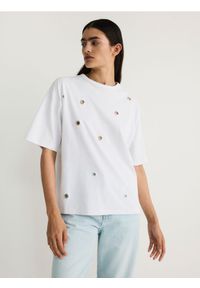 Reserved - T-shirt oversize z okuciami - złamana biel. Materiał: bawełna #1