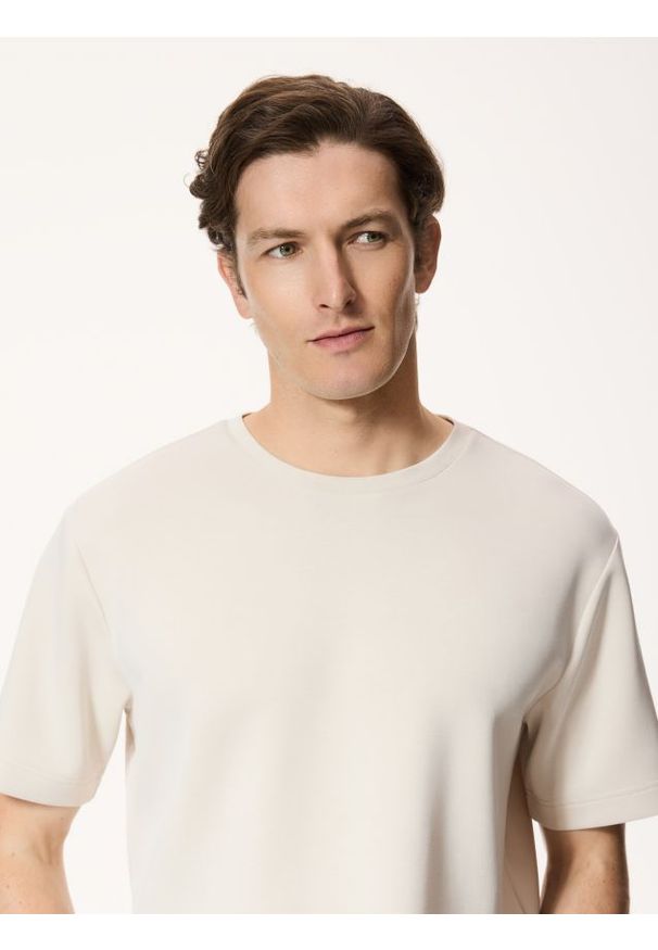 Reserved - T-shirt regular fit z modalem - beżowy. Kolor: beżowy. Materiał: dzianina