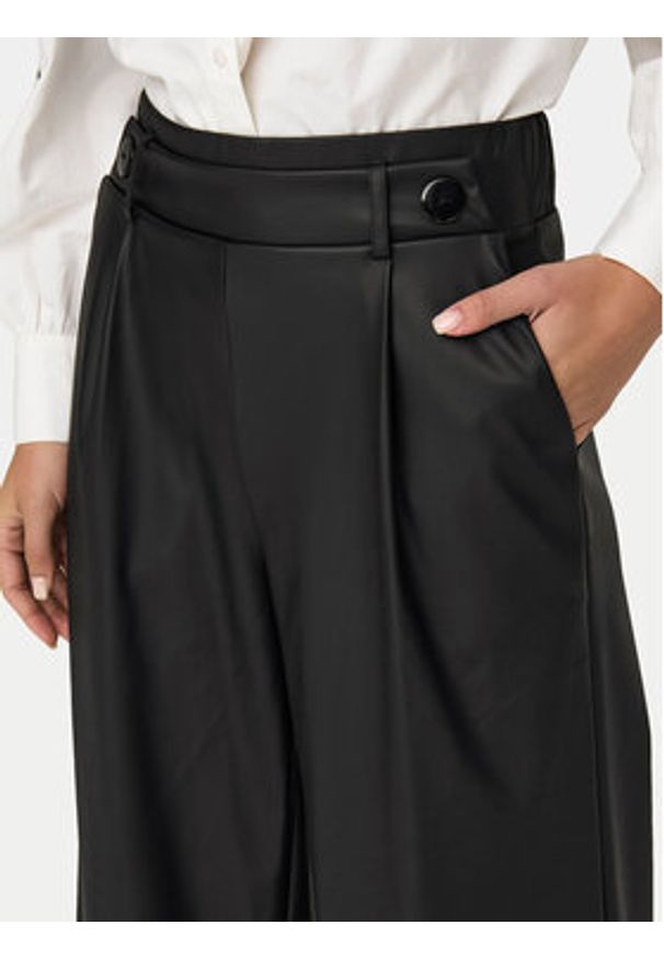 JDY Spodnie z imitacji skóry Soya 15328975 Czarny Regular Fit. Kolor: czarny. Materiał: skóra