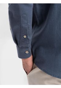 Ombre Clothing - Męska koszula lniana z klasycznym kołnierzykiem i kieszeniami REGULAR FIT – niebieska V4 OM-SHCS-0134 - XXL. Okazja: na co dzień. Typ kołnierza: kołnierzyk klasyczny. Kolor: niebieski. Materiał: len. Długość: długie. Wzór: aplikacja. Sezon: lato, wiosna. Styl: klasyczny #11