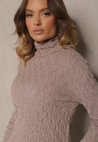 Renee - Ciemnobeżowy Golf z Wiskozą w Tłoczony Wzór Przeszyty Metaliczną Nitką Neldora. Okazja: na co dzień. Typ kołnierza: golf. Kolor: beżowy. Materiał: wiskoza. Sezon: zima, jesień. Styl: wizytowy, elegancki, casual #3