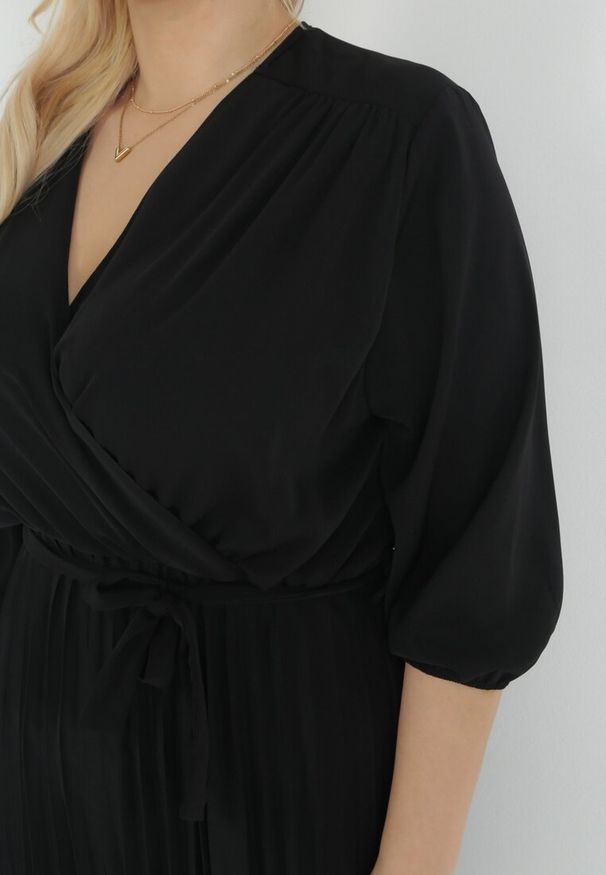 Born2be - Czarna Plisowana Sukienka Maxi z Kopertowym Dekoltem i Wiązaniem w Talii Lariah. Kolekcja: plus size. Kolor: czarny. Materiał: materiał. Typ sukienki: kopertowe. Długość: maxi