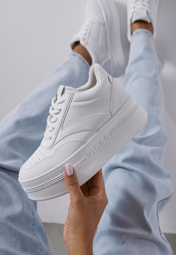 Renee - Białe Sznurowane Sneakersy Vices na Platformie z Metalicznymi Paskami Neliawen. Nosek buta: okrągły. Zapięcie: pasek. Kolor: biały. Materiał: jeans. Obcas: na platformie