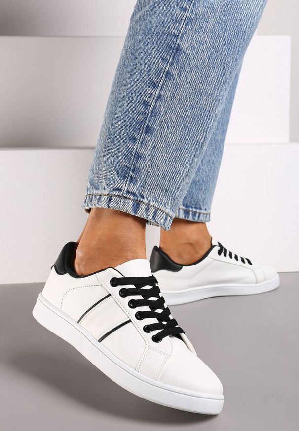 Renee - Biało-Czarne Sznurowane Sneakersy na Płaskiej Podeszwie Wykończone Paskami Elinela. Nosek buta: okrągły. Zapięcie: pasek. Kolor: biały. Materiał: materiał. Obcas: na płaskiej podeszwie. Wysokość obcasa: niski