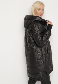 Born2be - Czarna Przejściowa Kurtka z Pikowanymi Przeszyciami Fesinoa. Okazja: na co dzień, na spacer. Typ kołnierza: kaptur. Kolekcja: plus size. Kolor: czarny. Materiał: jeans. Styl: casual #3