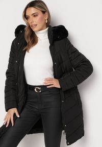 Born2be - Czarna Pikowana Kurtka z Paskiem i Kapturem z Futerkiem Talassa. Kolor: czarny. Materiał: futro #5