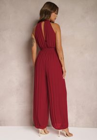 Renee - Bordowy Kombinezon z Dekoltem Typu Halter i Gumką w Talii Zolefia. Kolor: czerwony. Długość: długie. Styl: elegancki