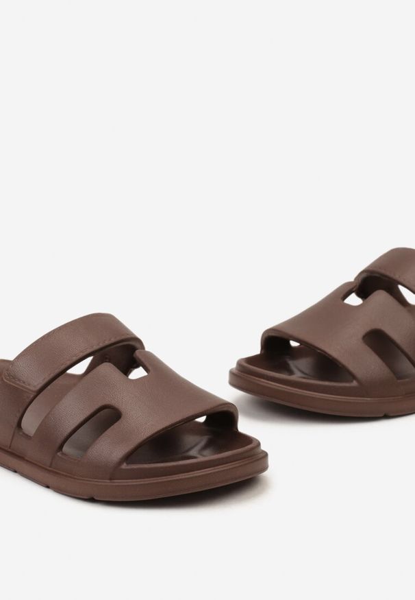 Born2be - Brązowe Piankowe Klapki z Wycięciami Vasama. Okazja: na plażę, na spacer. Kolor: brązowy. Sezon: lato