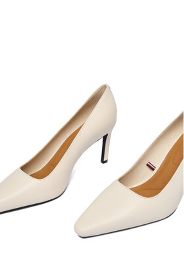 TOMMY HILFIGER - Tommy Hilfiger Czółenka Th Logo Lth Pump Slanted Hl FW0FW09008 Écru. Kolor: kremowy. Materiał: skóra