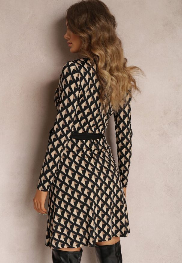 Renee - Beżowa Sukienka Kopertowa w Geometryczny Wzór Feozie. Okazja: na spotkanie biznesowe. Typ kołnierza: dekolt w serek. Kolor: beżowy. Długość rękawa: długi rękaw. Wzór: geometria. Typ sukienki: kopertowe. Styl: biznesowy