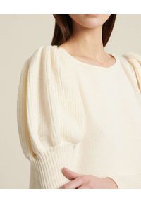 Luisa Spagnoli - LUISA SPAGNOLI - Kremowa sukienka z balonowymi rękawami MIRAGGI. Kolor: biały. Materiał: wełna. Typ sukienki: dopasowane. Długość: mini #4