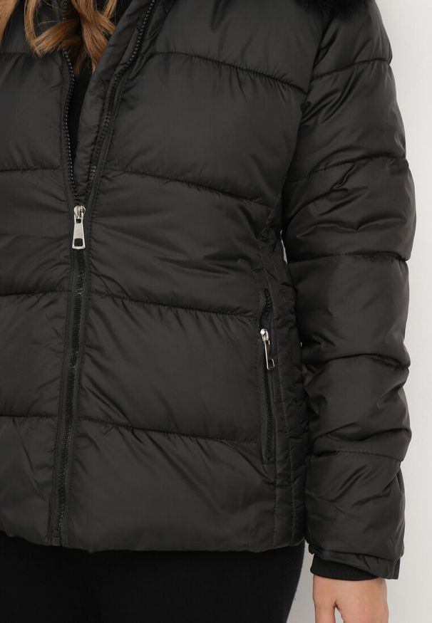 Born2be - Czarna Pikowana Kurtka z Kapturem i Futerkiem ze Ściągaczami przy Rękawach Sintania. Okazja: na co dzień, do pracy, na spacer. Typ kołnierza: kaptur. Kolor: czarny. Materiał: futro. Styl: casual, elegancki