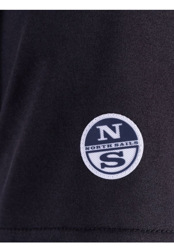 North Sails X Prada T-shirt "Mistral" | 45 2303 000 | T-shirt Mistral | Mężczyzna | Czarny. Okazja: na co dzień. Kolor: czarny. Materiał: poliester. Wzór: nadruk, aplikacja. Styl: casual