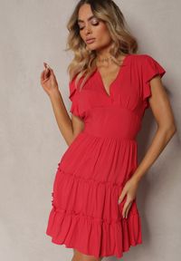Renee - Czerwona Taliowana Sukienka Mini Ozdobiona Falbankami Salleni. Okazja: na co dzień. Typ kołnierza: kołnierz z falbankami. Kolor: czerwony. Materiał: wiskoza. Wzór: aplikacja. Styl: casual. Długość: mini