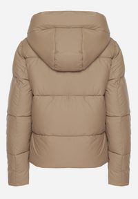 Born2be - Ciemnobeżowa Pikowana Kurtka o Prostym Kroju z Kapturem i Kieszeniami Leolea. Okazja: na co dzień, na spacer. Typ kołnierza: kaptur. Kolor: beżowy. Materiał: jeans. Sezon: zima. Styl: casual #6