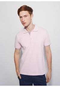 Ochnik - Różowa koszulka polo męska. Typ kołnierza: polo. Kolor: różowy. Materiał: bawełna