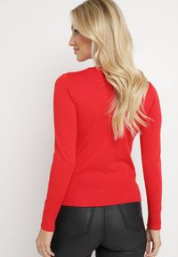 Born2be - Czerwony Sweter Klasyczny z Miękkiej Dzianiny Helentia. Kolor: czerwony. Materiał: dzianina. Styl: klasyczny #3
