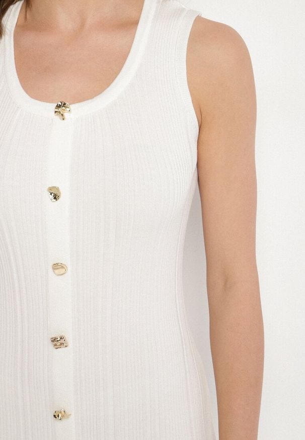 Born2be - Biała Wiskozowa Sukienka Sweterkowa z Ozdobnymi Guzikami Lunarelle. Okazja: na co dzień. Kolor: biały. Materiał: wiskoza. Wzór: aplikacja. Styl: klasyczny, casual, elegancki